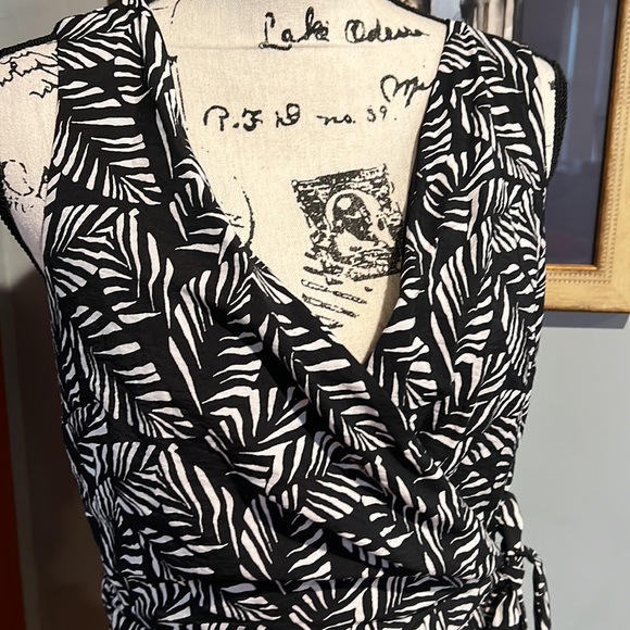 Ann Taylor Loft Black & White Palm Print Romper (4P) - Picture 2 of 10